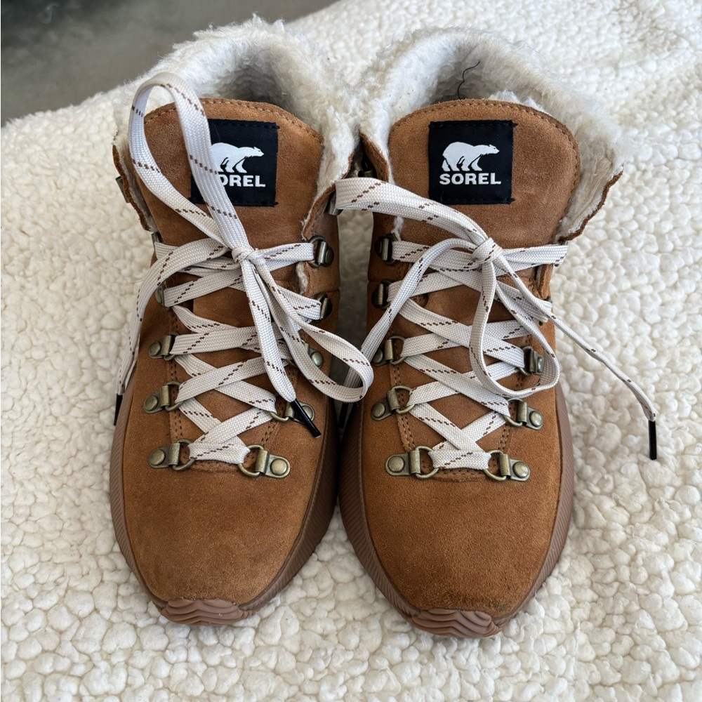 Sorel Tan Winter Boots with White Laces